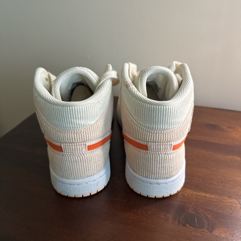 Womans Nike Air Jordan 1 Mid SE
size 7 - Picture 3 of 3